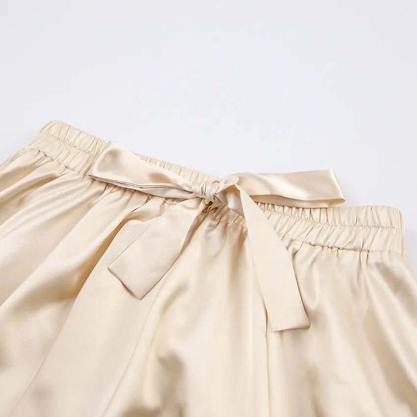 Vista posterior del conjunto de bata y pijama de seda de moda