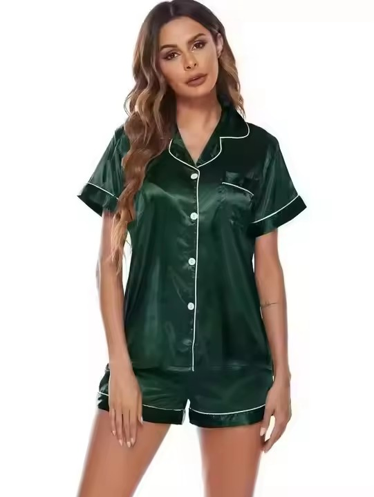 Pijamas de satén elegantes y de alta calidad para una relajación acogedora en vacaciones