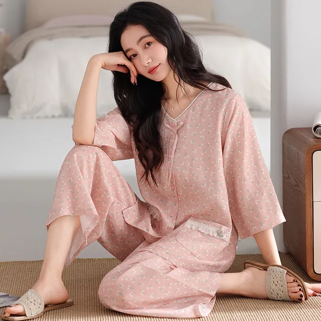 Conjunto de pijamas de verano de lujo suelto con vibra floral 3/4 de manga larga para mujeres de talla grande