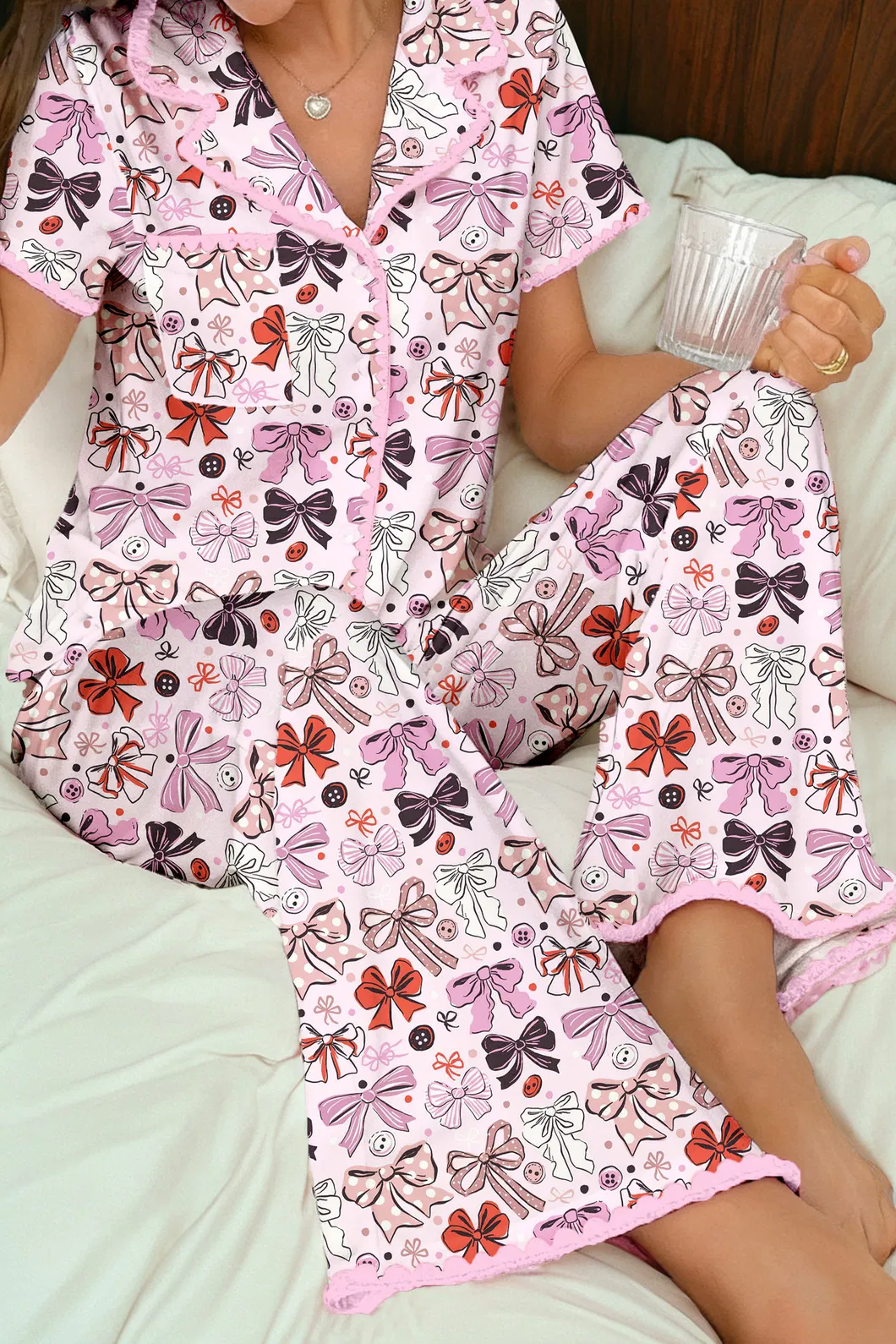 Vista trasera y detalles del conjunto de pijama
