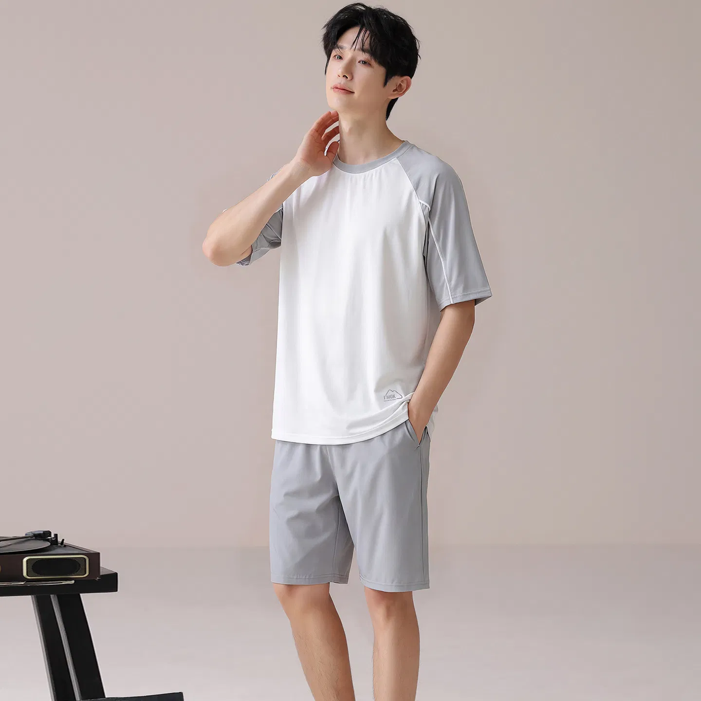Conjunto de pijama corto de manga corta suelto y simple para hombres, de poliéster elástico y delgado, ideal para el verano, uso casual al aire libre y en casa