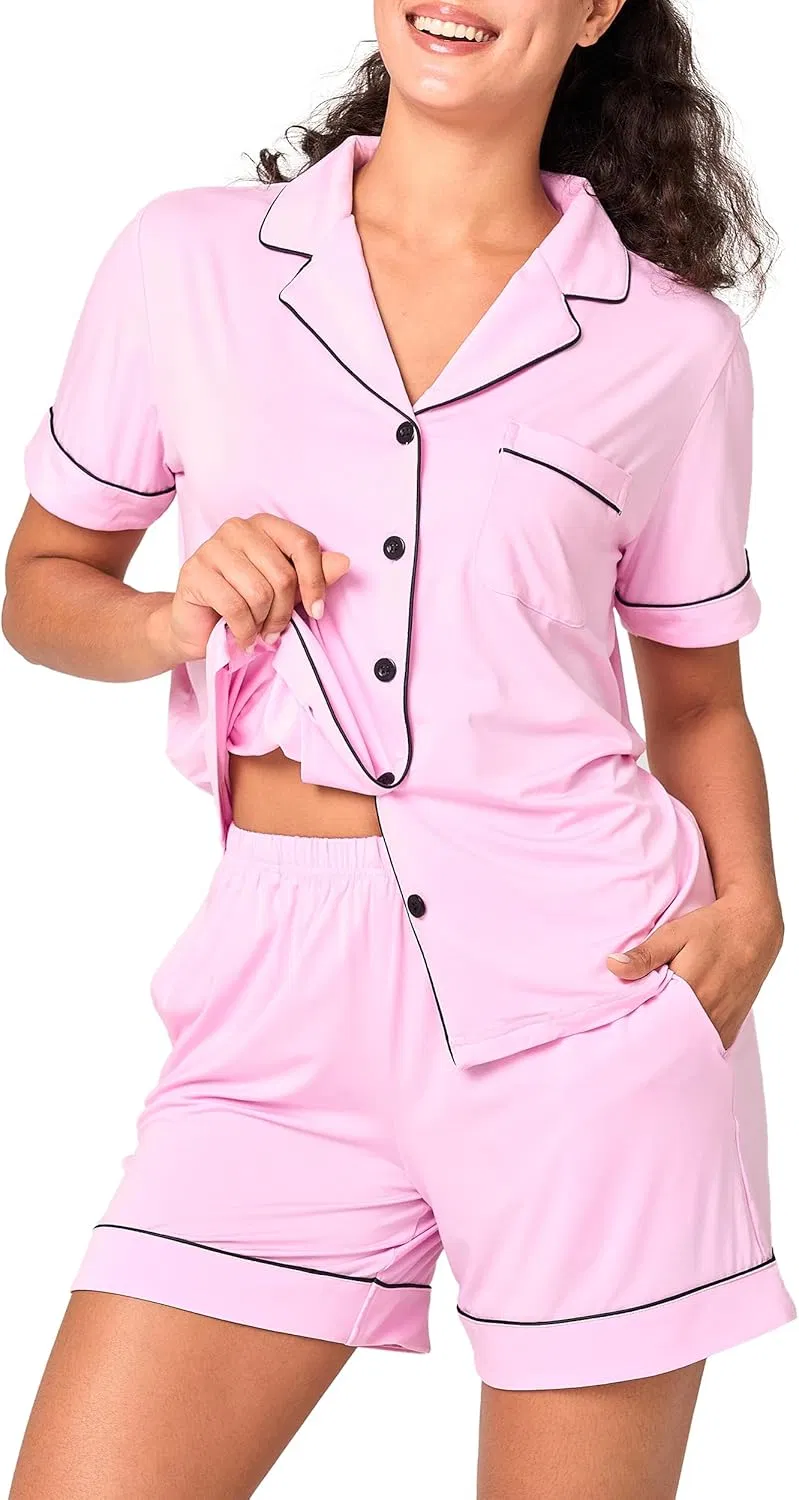 Modelo con pijama de satén