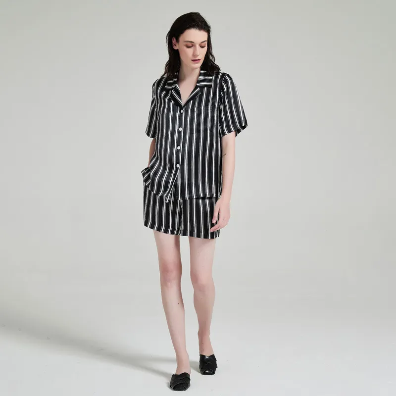 Pijamas de lujo cortos de seda para mujeres con cuello notch y rayas verticales