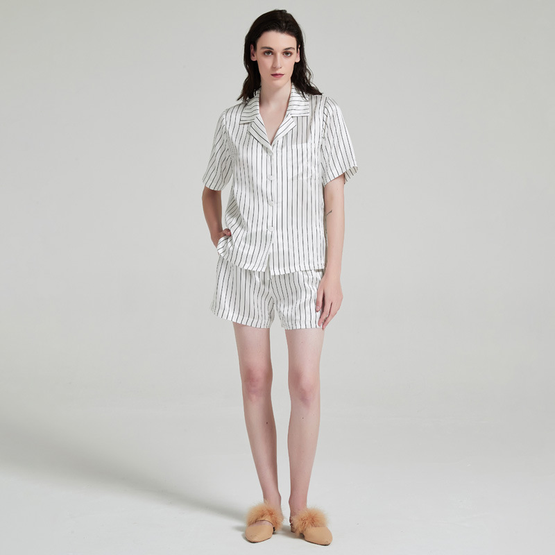 Pijamas de lujo cortos de seda para mujeres con cuello notch y rayas verticales