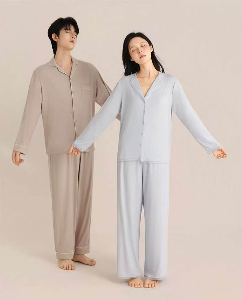 Conjunto de pijama de primavera y verano fresco al por mayor, cardigan con solapa para hombres y mujeres, ropa de dormir personalizable con logo
