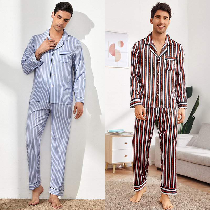 Pijamas impresos y bordados para hombres en casa
