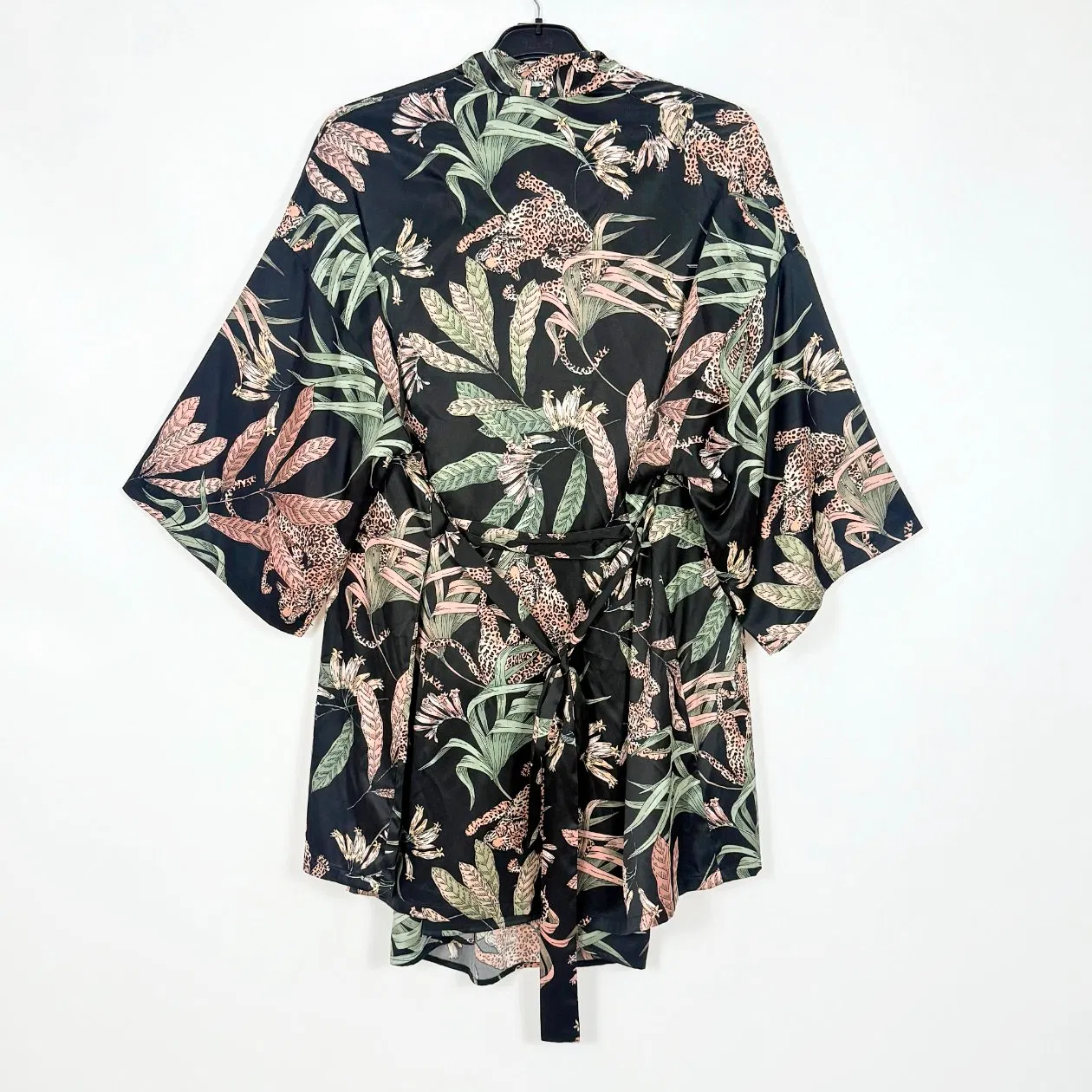Producción en masa de conjunto de pijama ligero de seda personalizado para el verano relajado