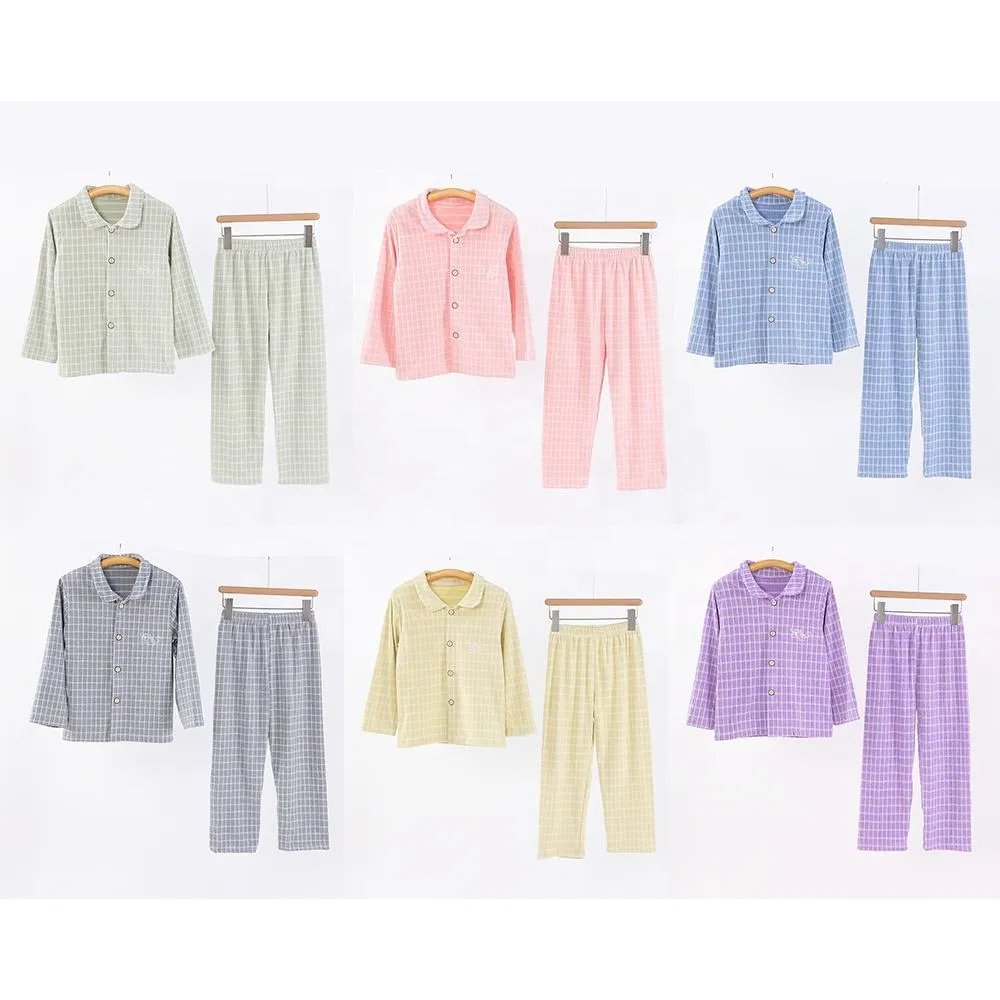 Detalle de pijama de primavera y blusa de terciopelo