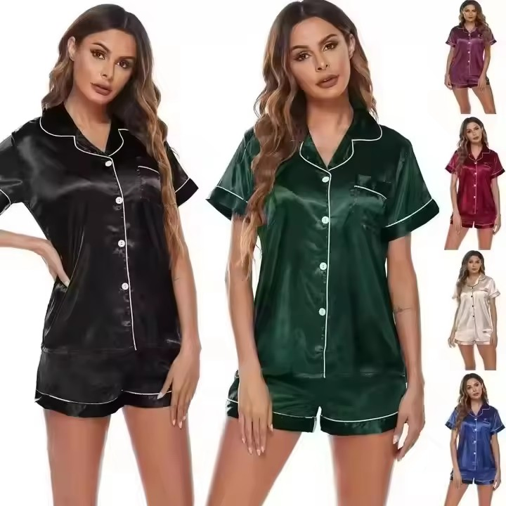 Pijamas de satén elegantes y de alta calidad para una relajación acogedora en vacaciones