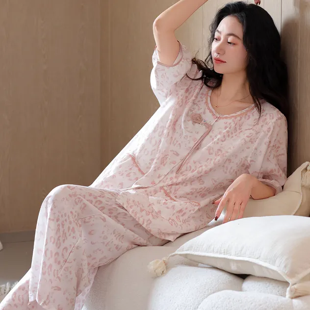 Conjunto de pijamas de verano de lujo suelto con vibra floral 3/4 de manga larga para mujeres de talla grande