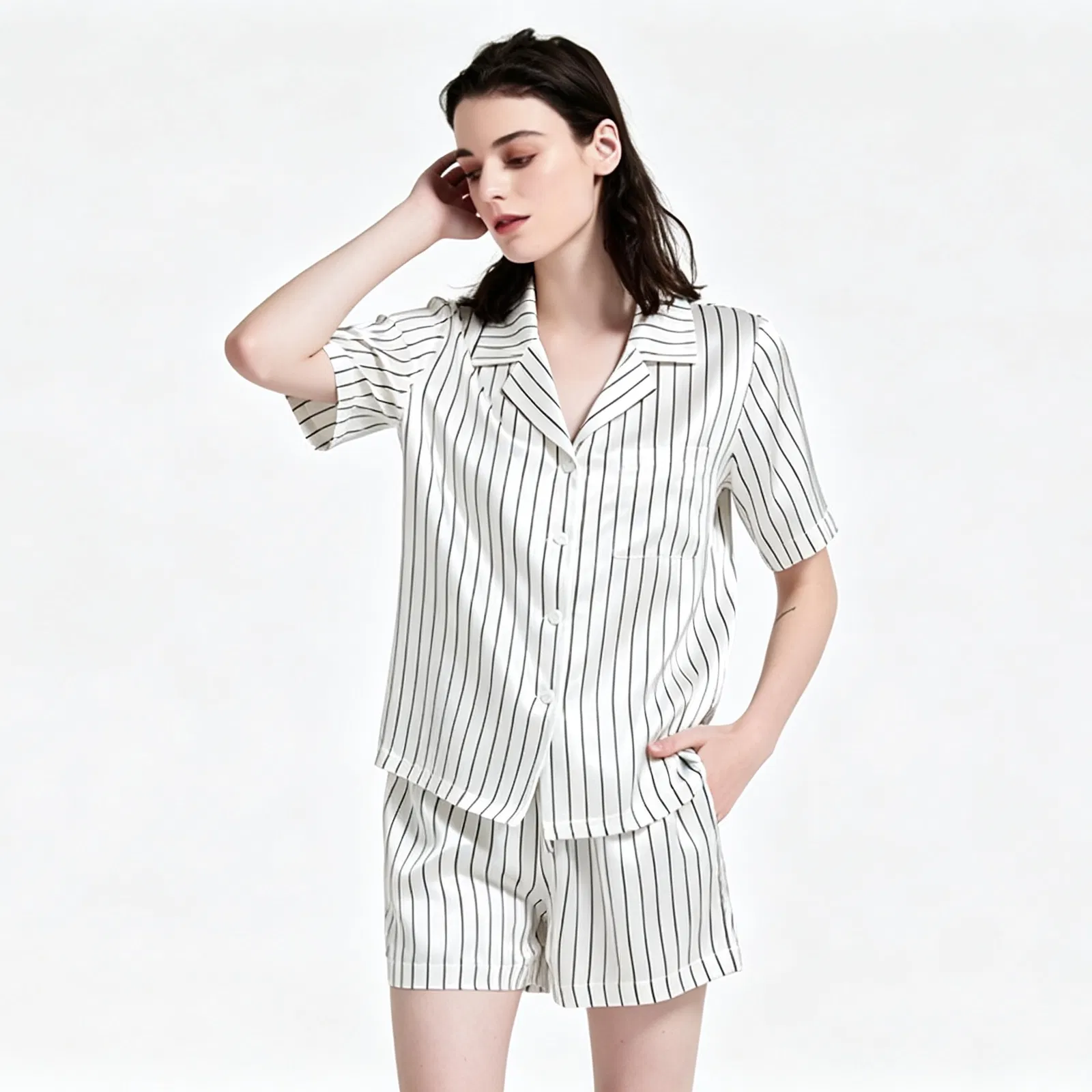 Pijamas de lujo cortos de seda para mujeres con cuello notch y rayas verticales
