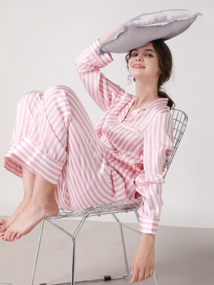 Pijama de seda en color gris claro