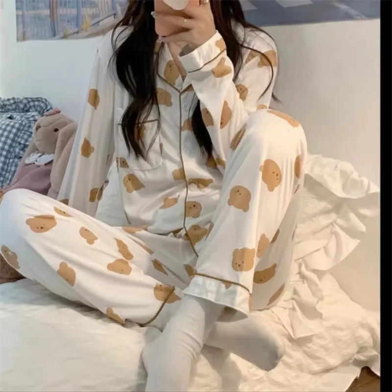 Detalle de pijama de seda helada