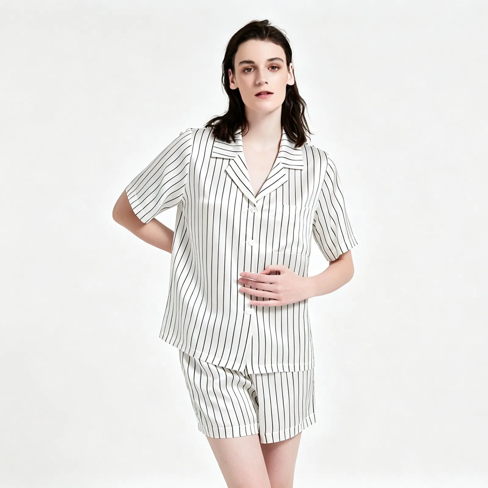 Pijamas de lujo cortos de seda para mujeres con cuello notch y rayas verticales