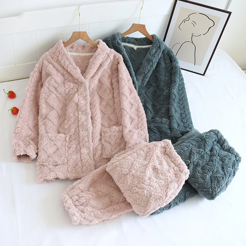 Venta caliente de fábrica, pijamas de coral de terciopelo cálido y casual, ropa de casa suave y cómoda para hombres y mujeres, ideal para relajarse a diario