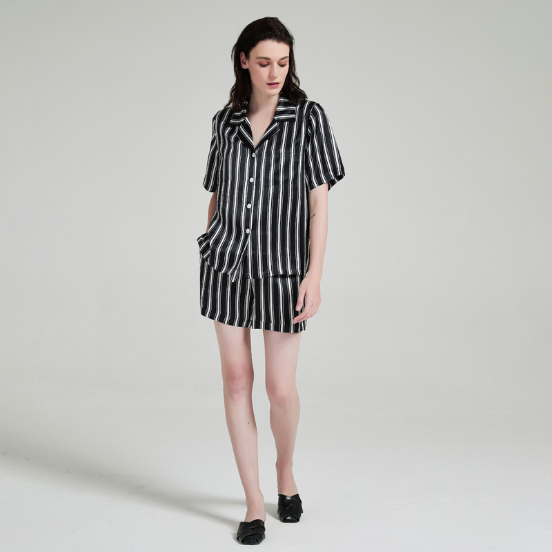 Pijamas de lujo cortos de seda para mujeres con cuello notch y rayas verticales