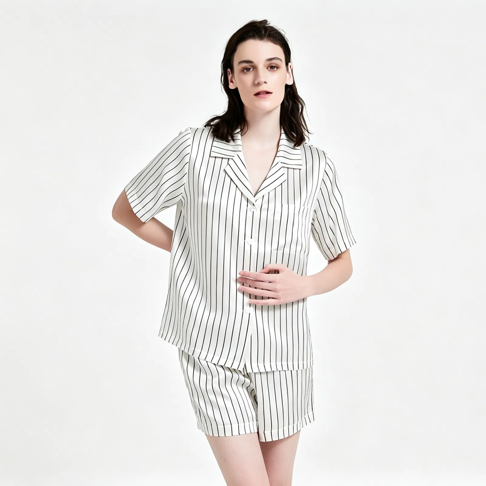 Pijamas de lujo cortos de seda para mujeres con cuello notch y rayas verticales