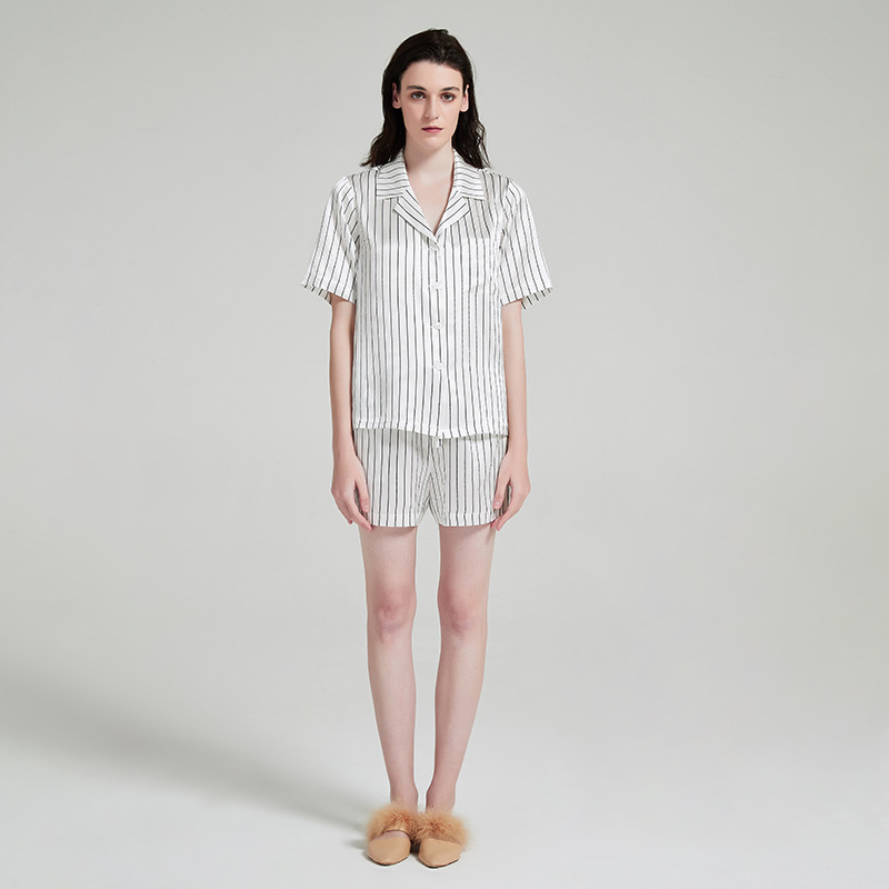 Pijamas de lujo cortos de seda para mujeres con cuello notch y rayas verticales