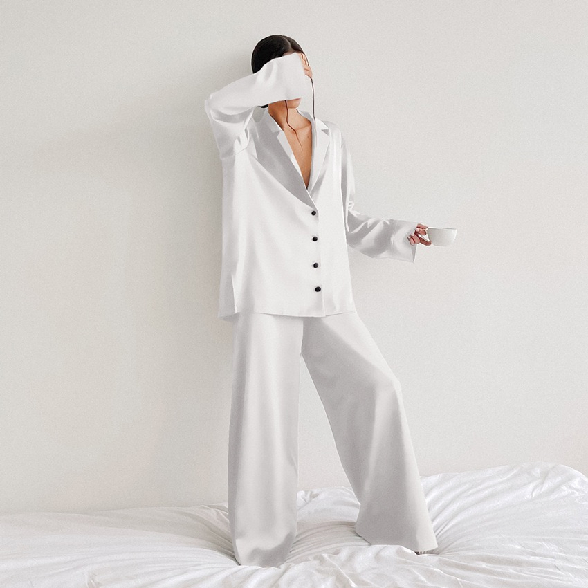 Conjunto de pijamas de dos piezas de camisa de satén suelta de manga larga y pantalón de pierna ancha estilo chica suave