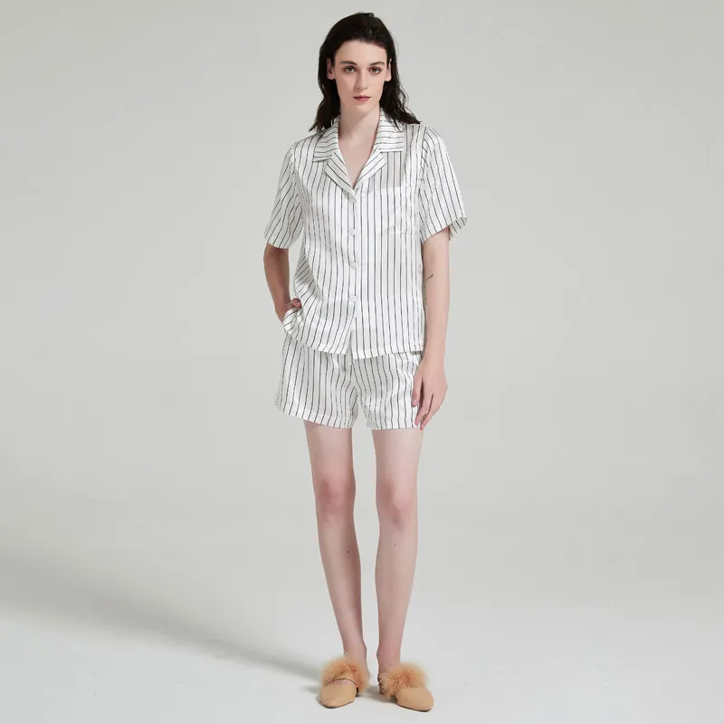 Pijamas de lujo cortos de seda para mujeres con cuello notch y rayas verticales