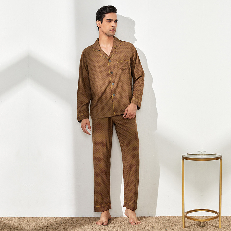Pijamas impresos y bordados para hombres en casa
