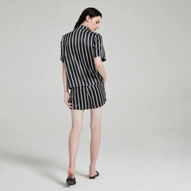 Pijamas de lujo cortos de seda para mujeres con cuello notch y rayas verticales