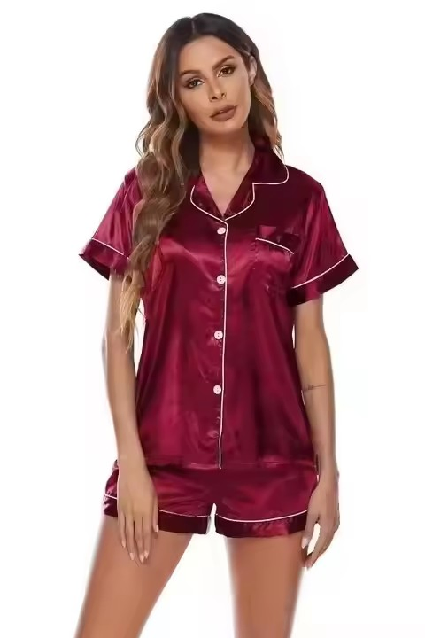 Pijamas de satén elegantes y de alta calidad para una relajación acogedora en vacaciones