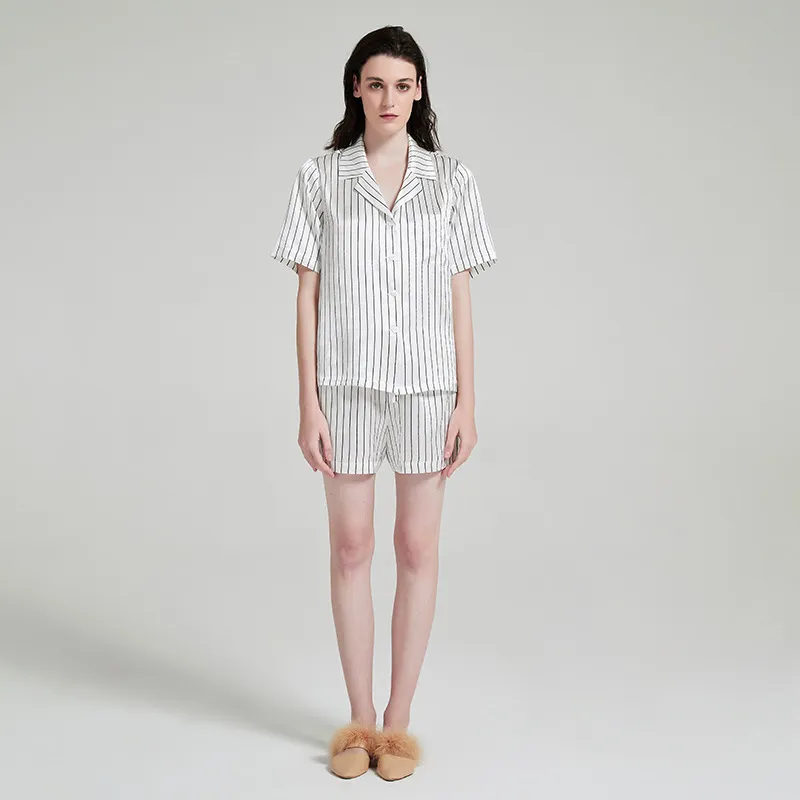 Pijamas de lujo cortos de seda para mujeres con cuello notch y rayas verticales