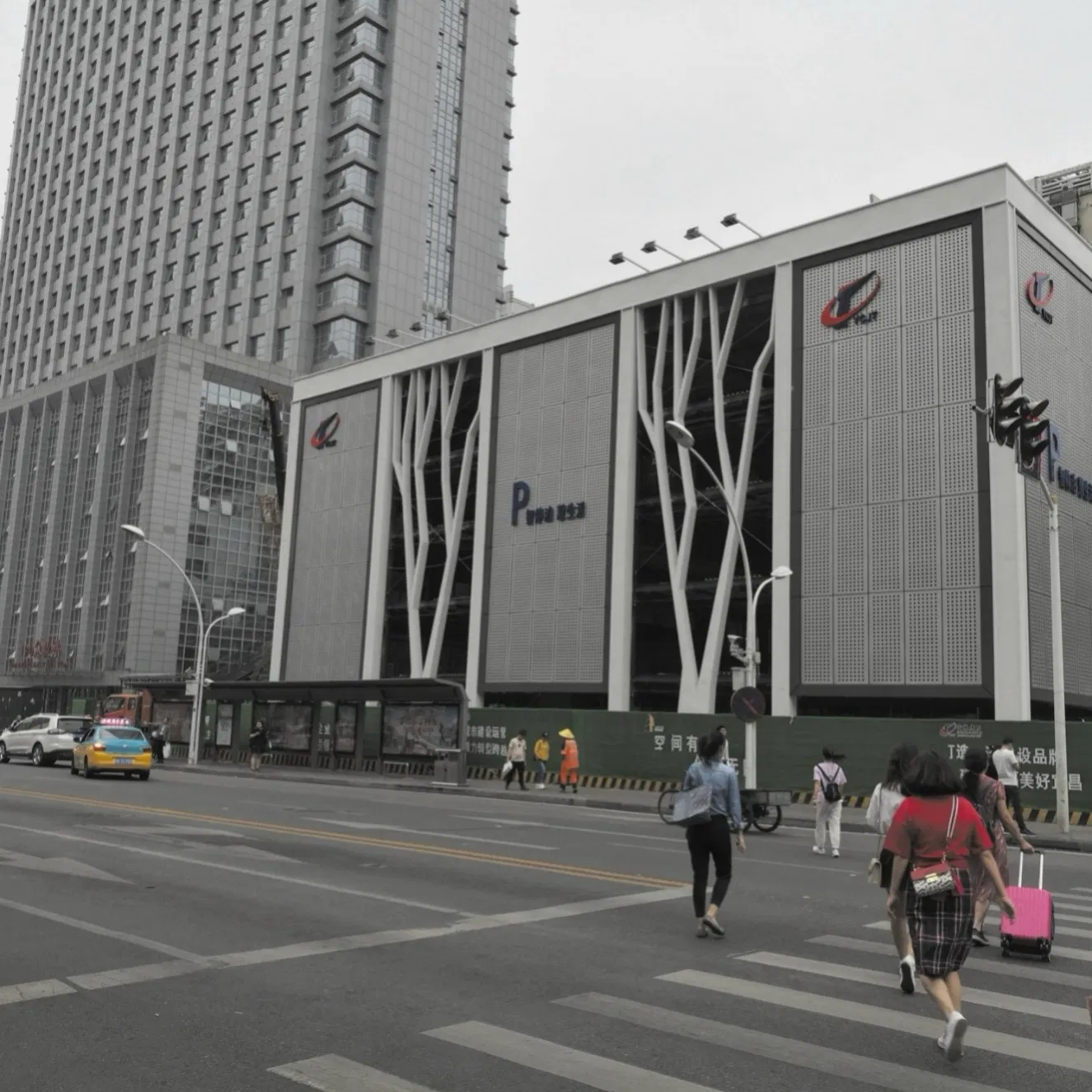 Energy-Saving Automated Parking Tower Equipped with Solar-Powered Auxiliary System
