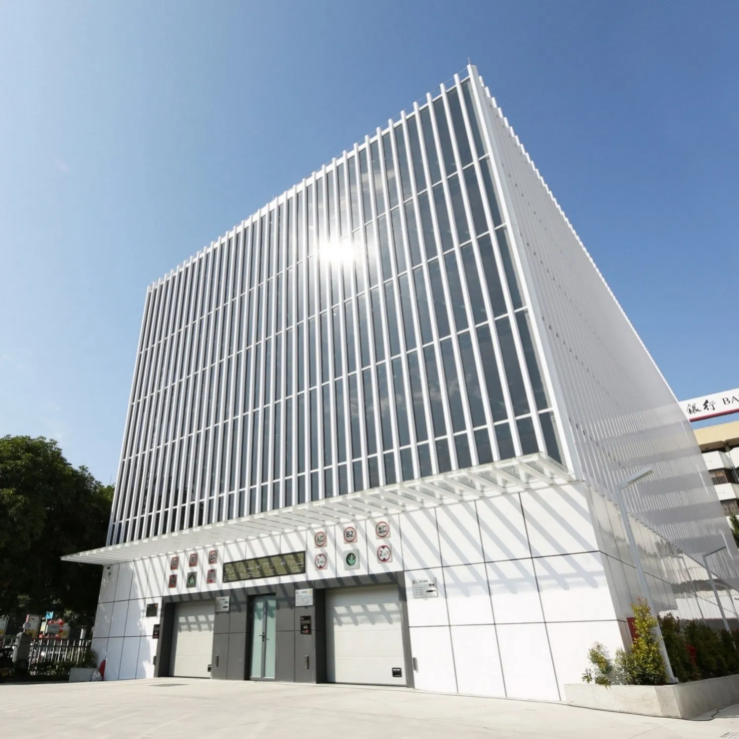 Energy-Saving Automated Parking Tower Equipped with Solar-Powered Auxiliary System