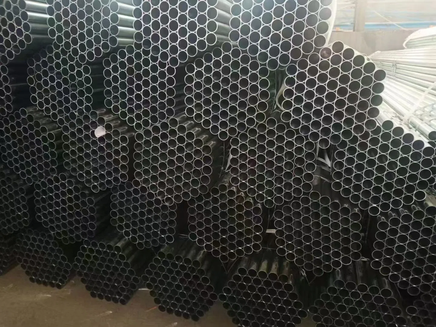 Q235 Zinc Coated Tubes Galvanized Steel Round Tube Perforated Material