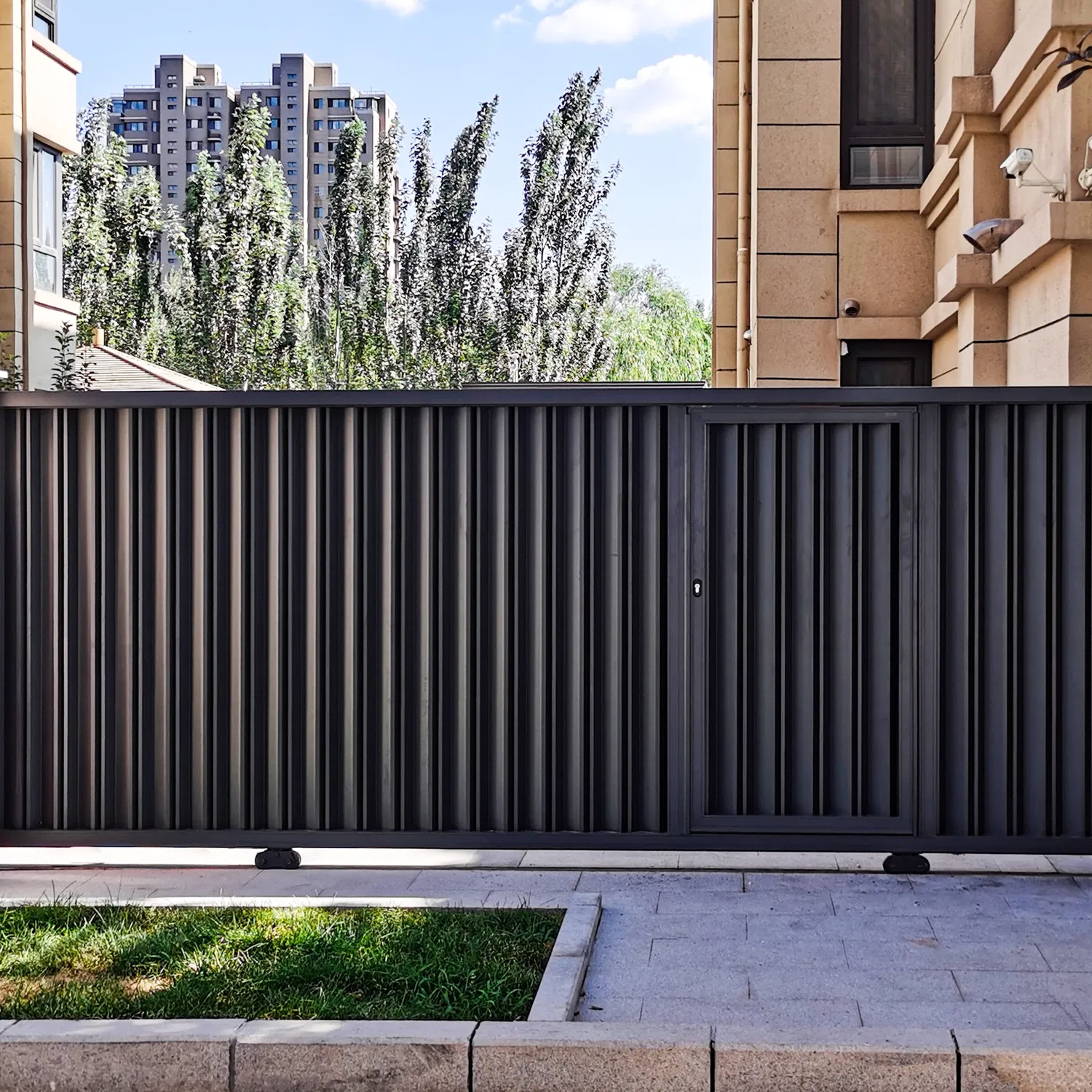 Corrosion-Resistant Factory Price Motorized Sliding Folding Metal Gate Automatic Aluminum Front Door