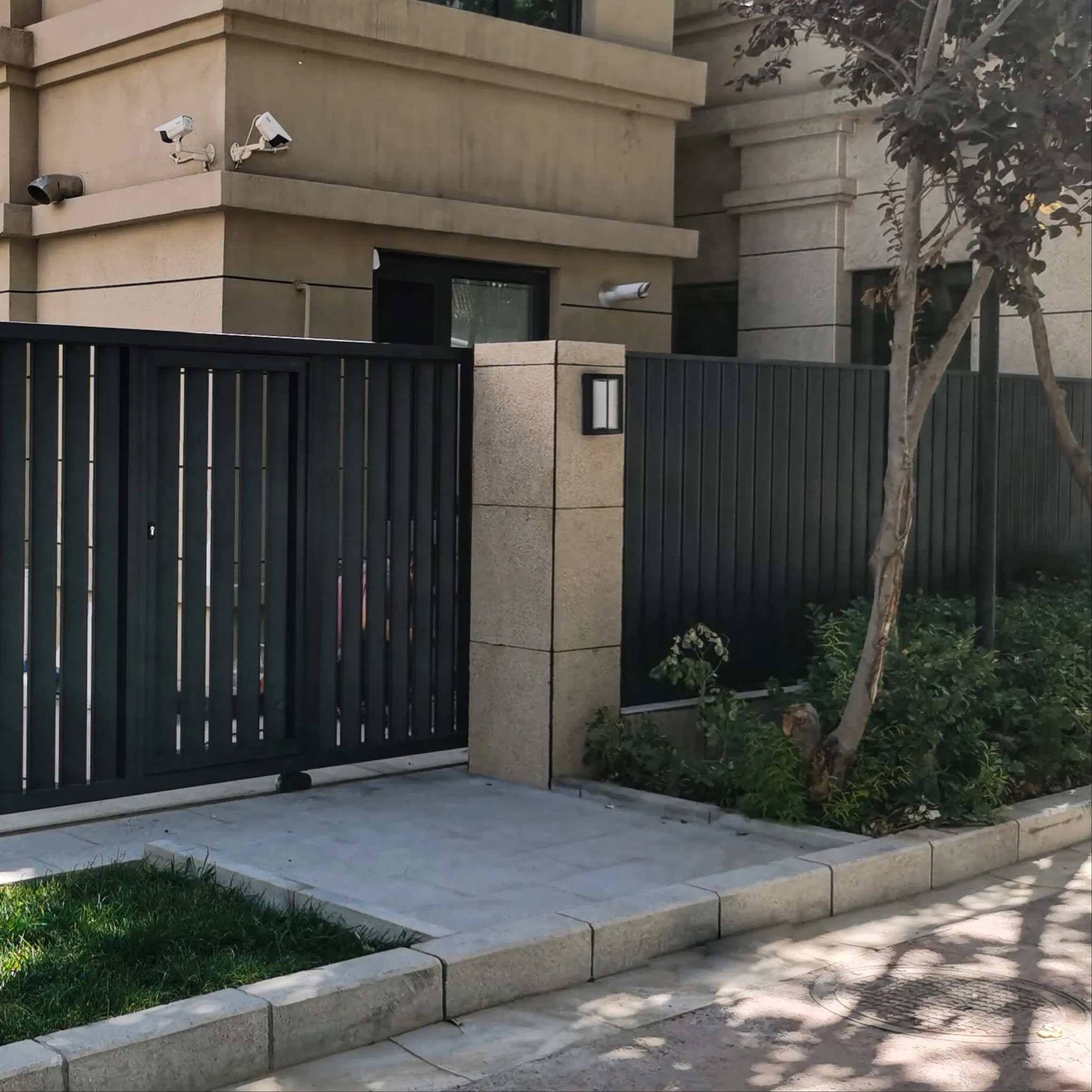 Corrosion-Resistant Factory Price Motorized Sliding Folding Metal Gate Automatic Aluminum Front Door