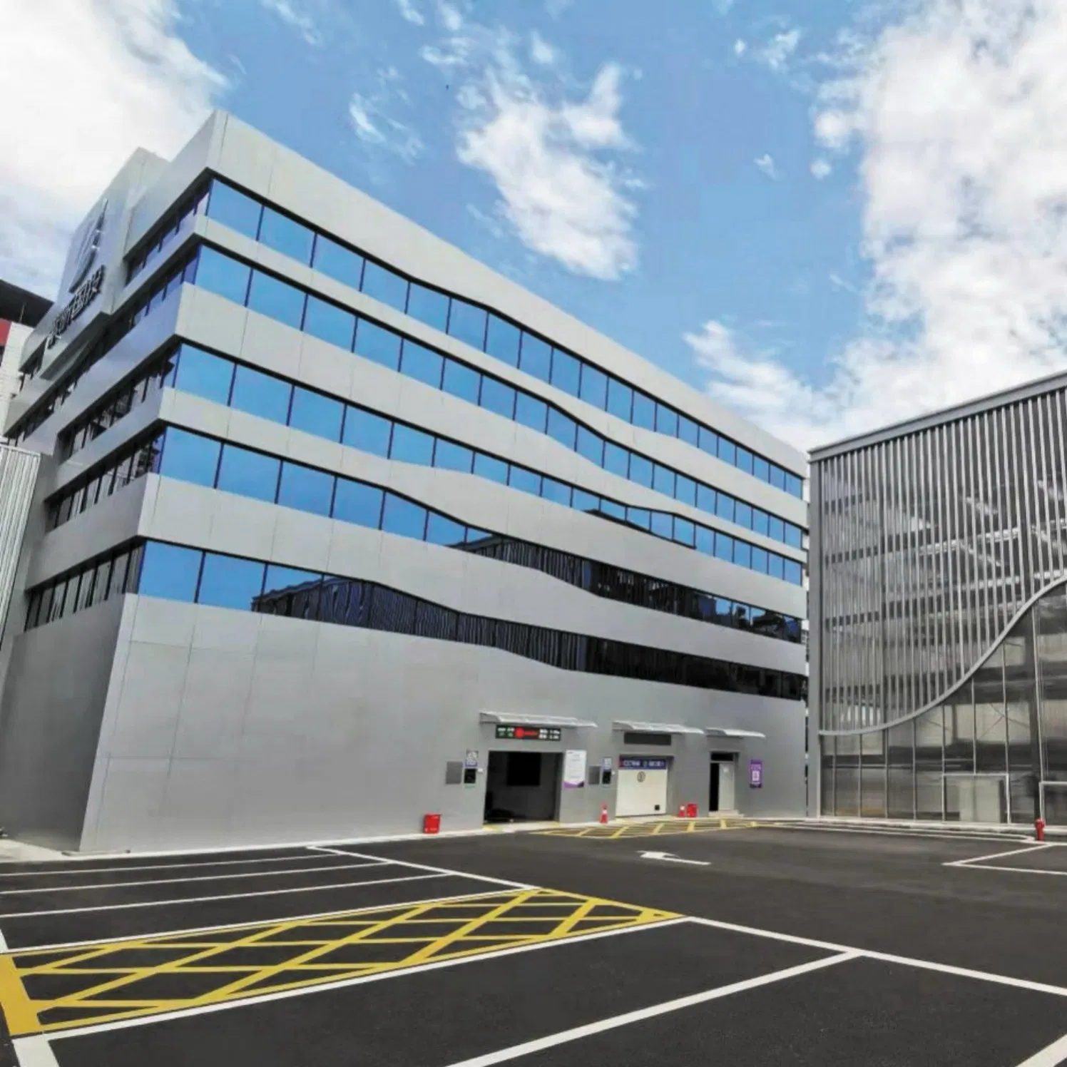 Energy-Saving Automated Parking Tower Equipped with Solar-Powered Auxiliary System