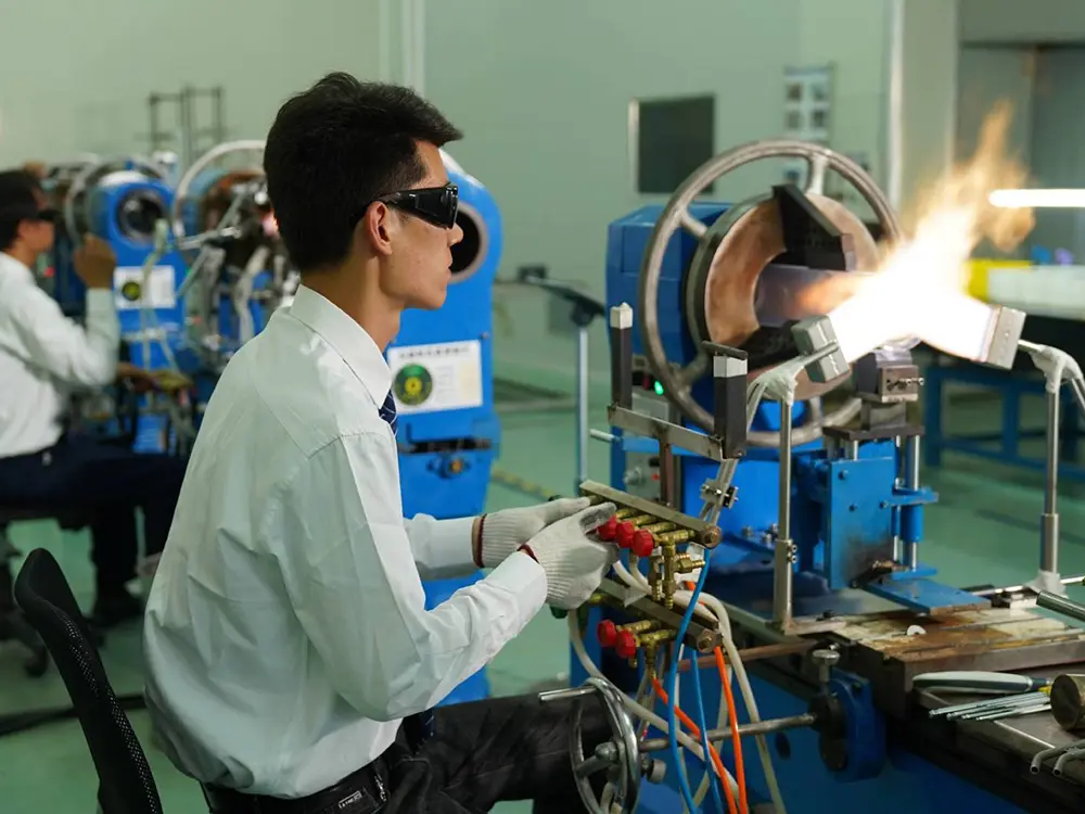 Oxyhydrogen flame hot working of quartz glass