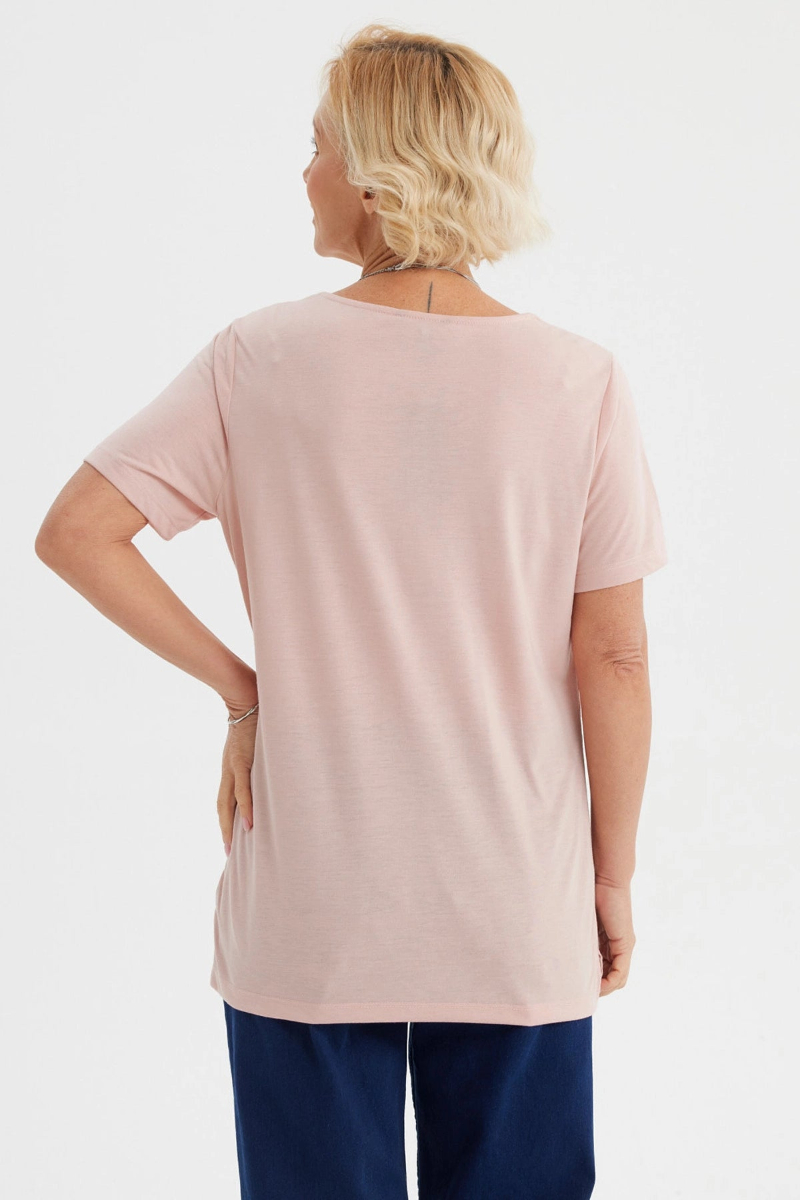 Trendy Women's Graphic Tee for Casual Outings and Everyday Wear