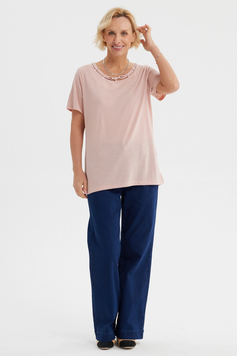 Trendy Women's Graphic Tee for Casual Outings and Everyday Wear