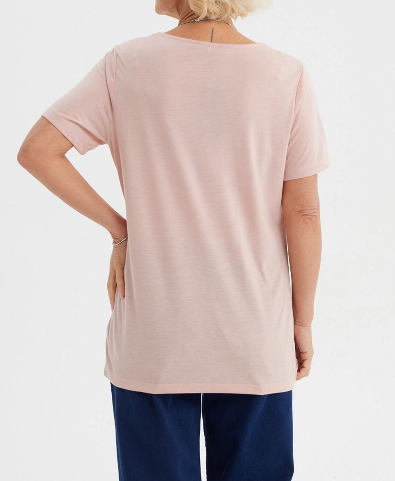 Trendy Women's Graphic Tee for Casual Outings and Everyday Wear