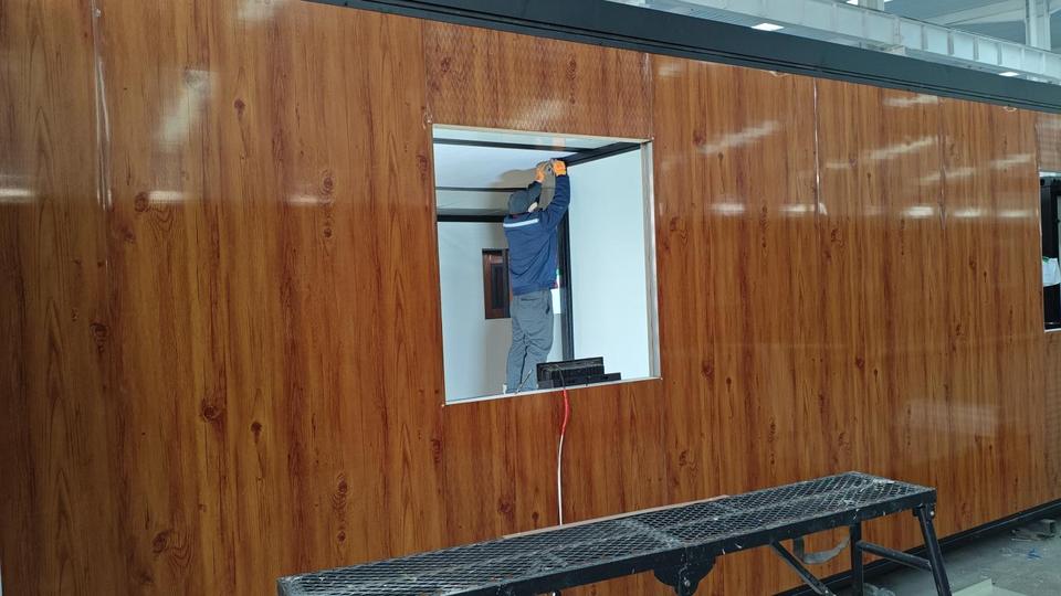 Double-wing expansion house with foldable side panels fully deployed