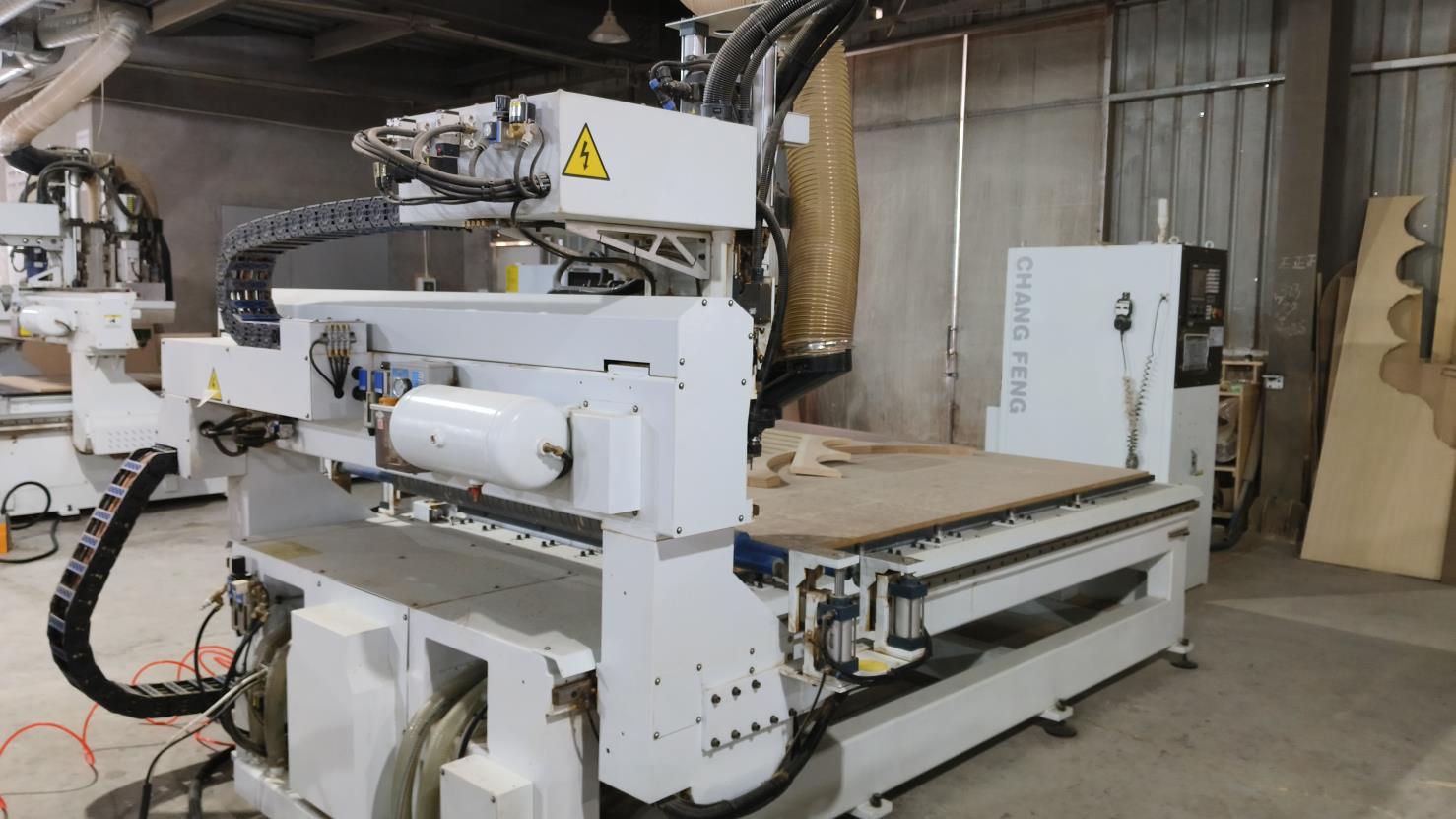 القطع بتقنية CNC عالية الدقة في مصنع CallUs Home