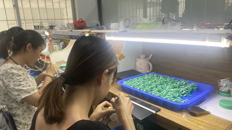 Inlaid stone setting process in Cannhost jewelry factory