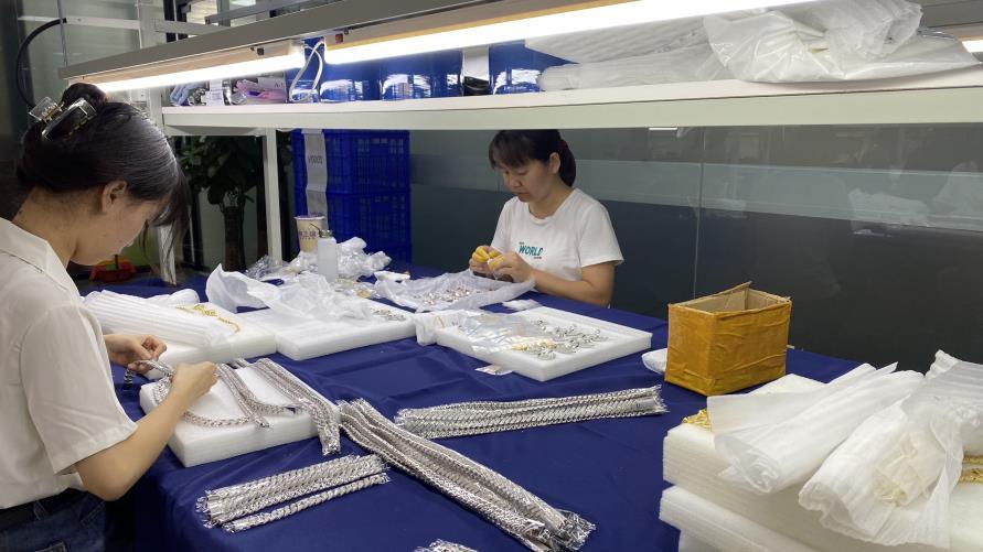 Jewelry packaging process for wholesale orders at Cannhost factory Shenzhen