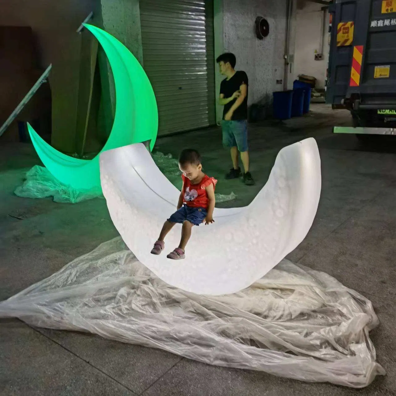 Solar Powered LED Crescent Moon Night Light Outdoor Furniture's Giant Half-Moon Garden Floor Lighting for Park Decorative Lamp