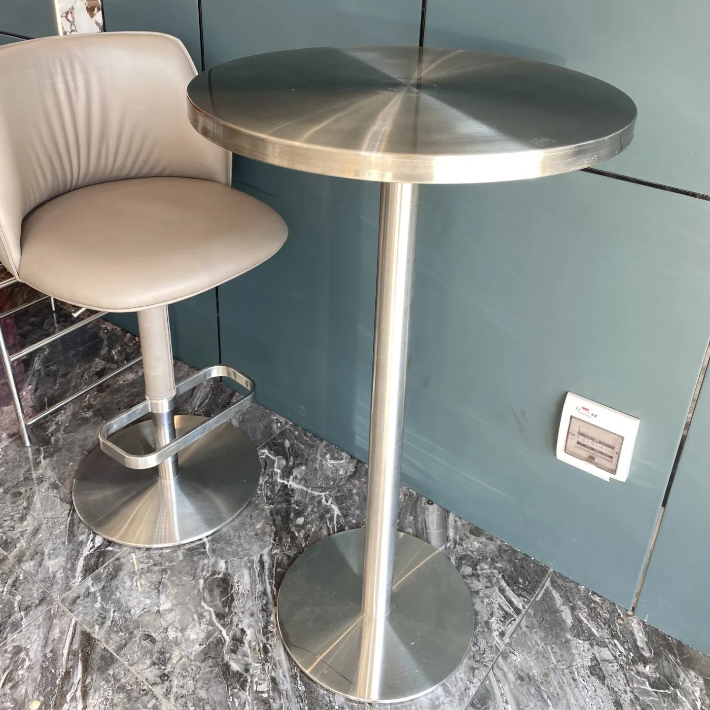 Adjustable Height Rotating Stainless Steel Base Leather &amp; Sponge Commercial Bar Stool for Home Office Bar &amp; Hotel Use