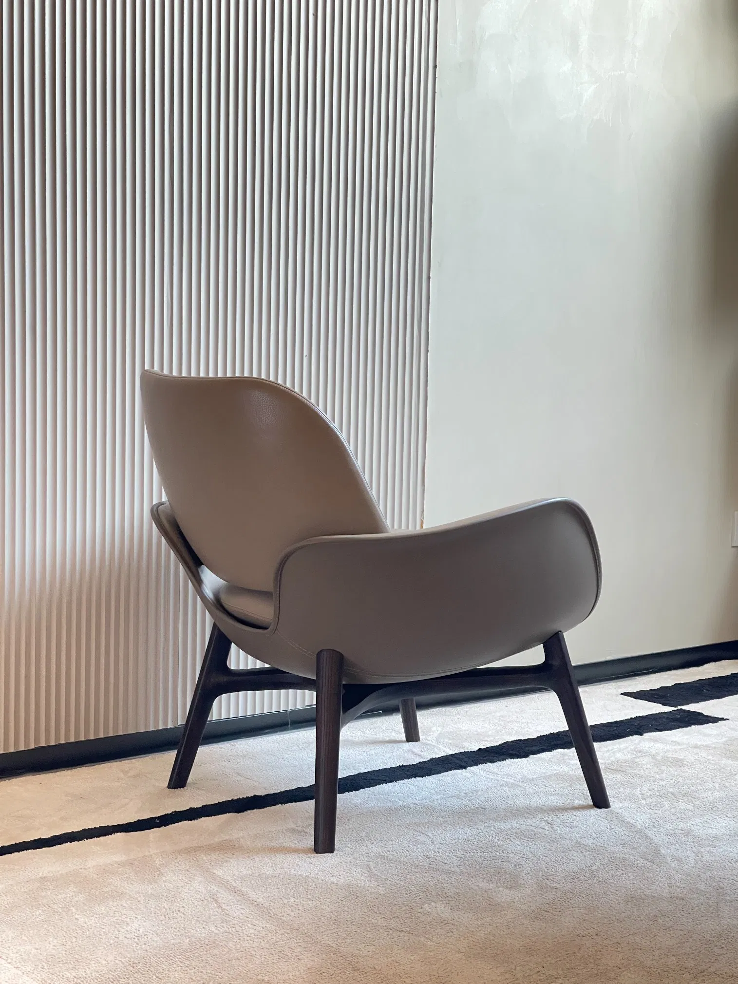 China Foshan Fiberglass Public Area Reception Accent Iconic Leather Chair with Solid Wood Base