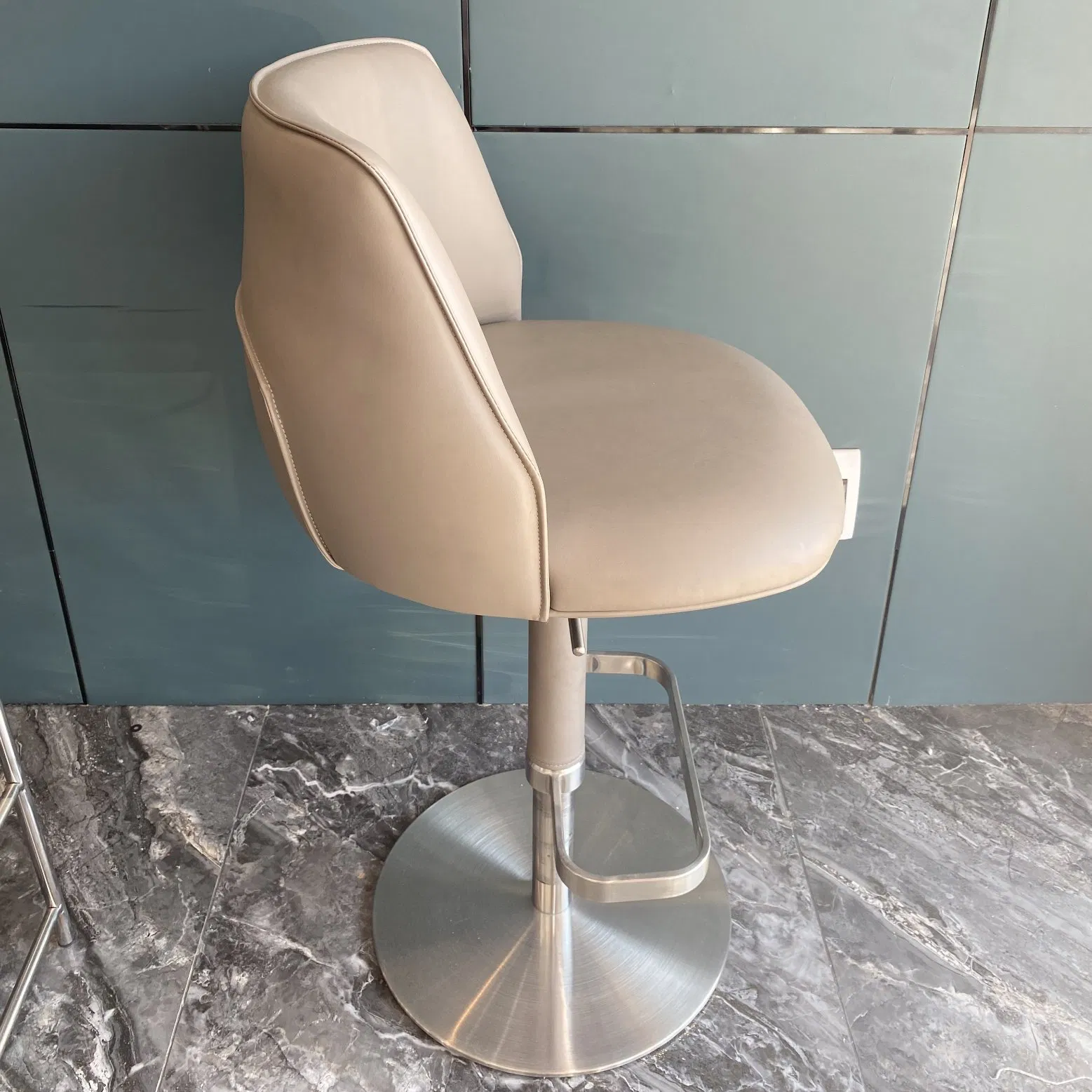 Adjustable Height Rotating Stainless Steel Base Leather &amp; Sponge Commercial Bar Stool for Home Office Bar &amp; Hotel Use