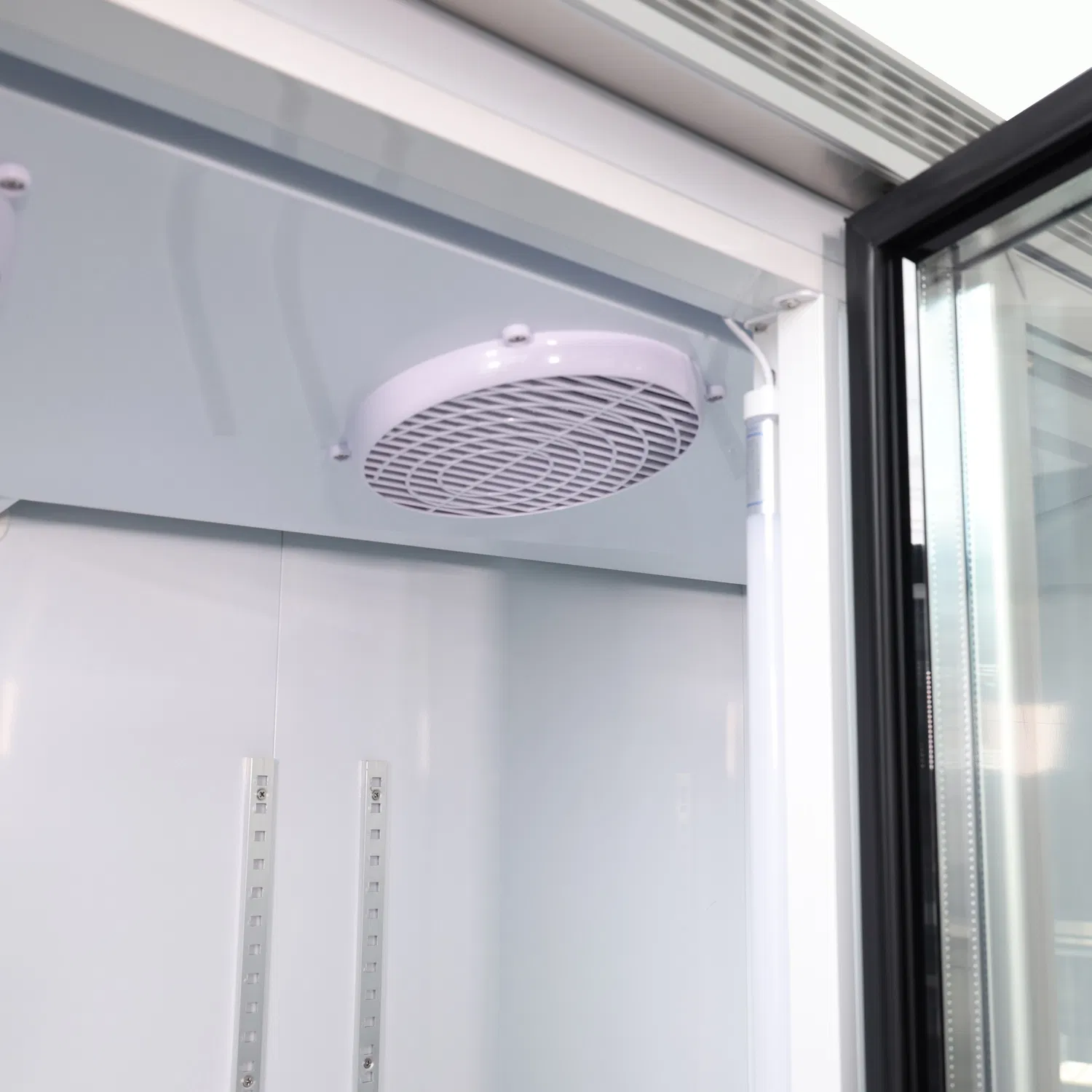 Commercial Triple Glass Door Beverage Display Cabinet for Supermarket and Convenience Store Large Capacity Upright Drink Cooler Refrigerator with Fan Cooling