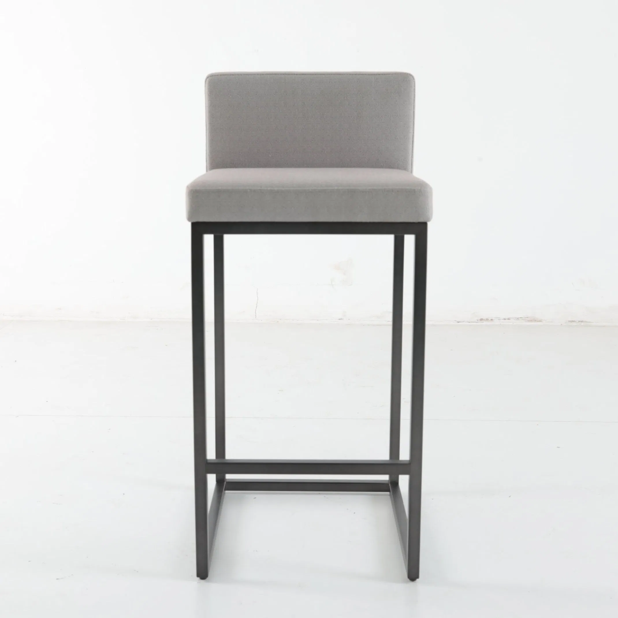 Jw Marriott Hotel Furniture Bar Stool with Upholstered Seat and Metal Base