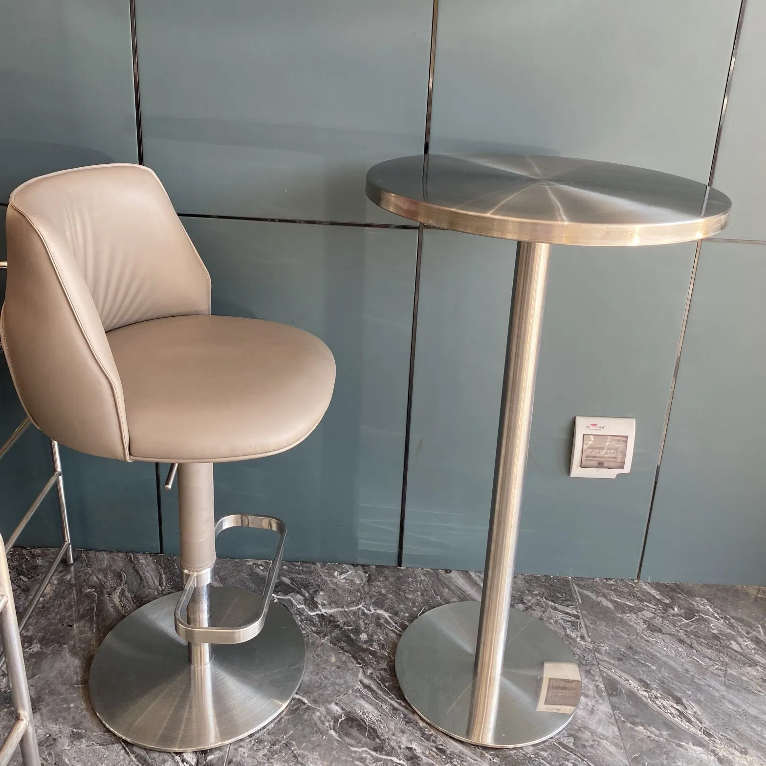 Adjustable Height Rotating Stainless Steel Base Leather &amp; Sponge Commercial Bar Stool for Home Office Bar &amp; Hotel Use