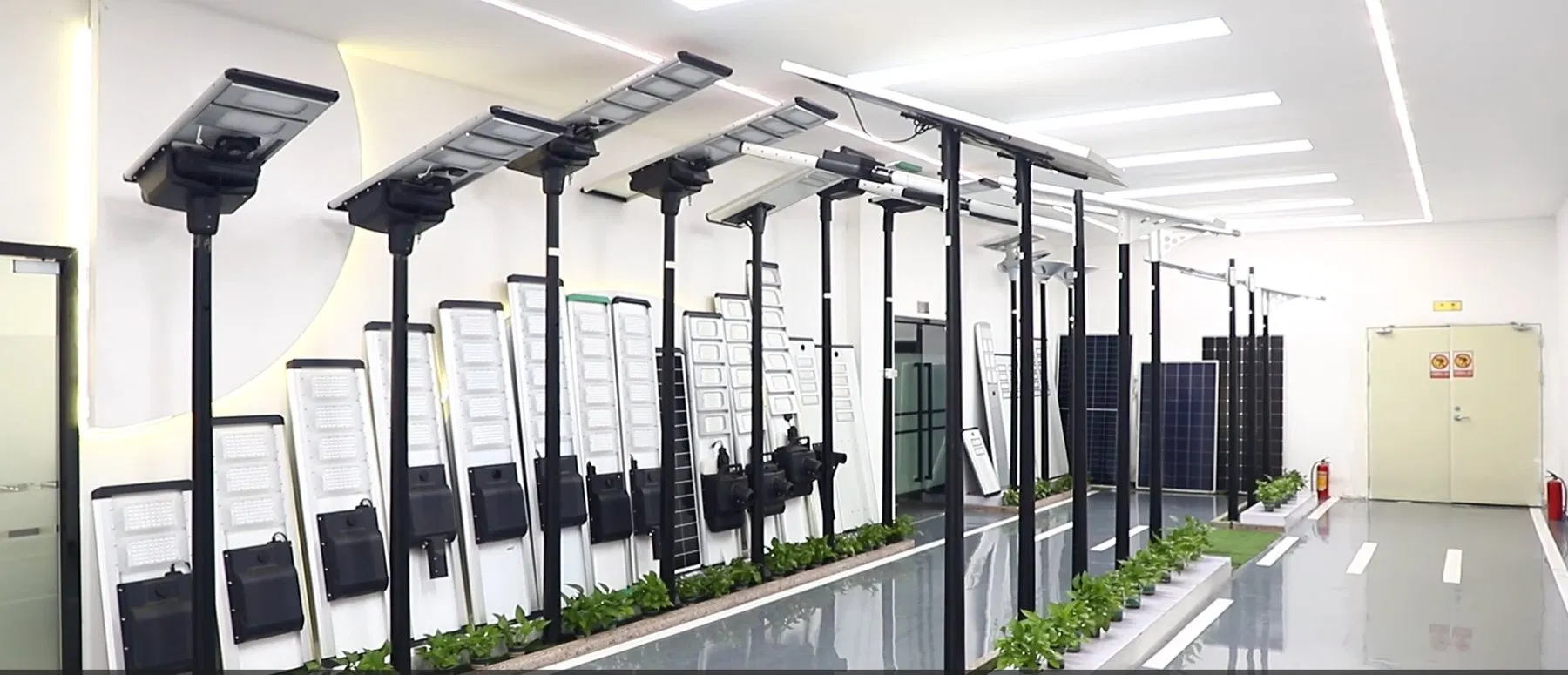 IP66 80W Hybrid Solar Street Light Designed for Severe Climate Conditions